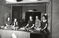 169308, Groepsportret van de informatrices van het inlichtingenbureau in het N.S.-station Den Haag H.S. te Den Haag., Nederlandse Spoorwegen, fotograaf