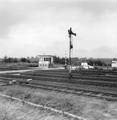166548, Gezicht op het seinhuis Post II aan de westzijde van het emplacement van het N.S.-station Simpelveld te Simpleldveld., Nederlandse Spoorwegen, fotograaf