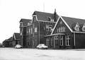 150677, Gezicht op de voorgevel van het N.S.-station Simpelveld te Simpelveld., Nederlandse Spoorwegen, fotograaf