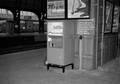 846043, Afbeelding van de koffieautomaat op het perron van het N.S.-station Amsterdam C.S., Gerdessen, D.C. (Nederlandse Spoorwegen), fotograaf