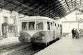 CAHORS (Lot) - Un autorail stationne sous la marquise de la gare.