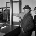 857697, Afbeelding van de officiële opening van het N.S.-station Den Haag Mariahoeve te Den Haag door de oud-veehouder M.P. van der Voort, die tot en met 1957 in de boerderij Mariahoeve woonde waarnaar het station (en de nieuwe stadswijk) vernoemd is., Nederlandse Spoorwegen, fotograaf